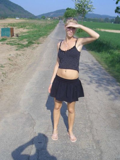 Очаровательная девушка из провинции с идеальной фигурой