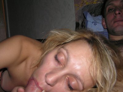 Женщина с удовольствием ласкает мужчину орально