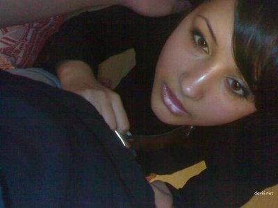 С удовольствием сосет длинный член своему парню