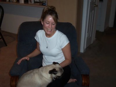 Молодая красотка в чулочках обнаженно демонстрирует свое очарование