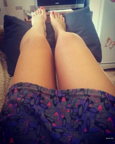 Моя пылкая летняя половинка демонстрирует все свои прелести