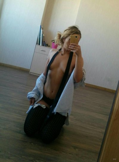 Обнаженная красавица в нейлоновых чулках