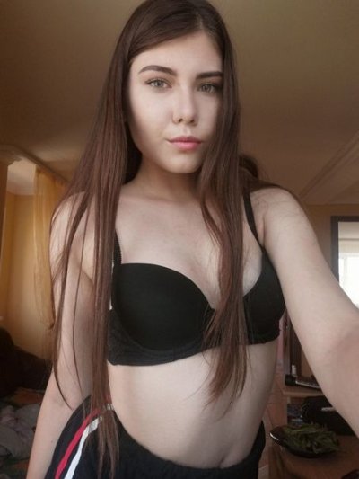 Шикарная кокетка с мини-бюстом демонстрирует свои прелести