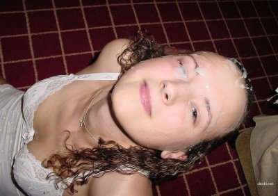 Крошка облизывает сперму после оргии.