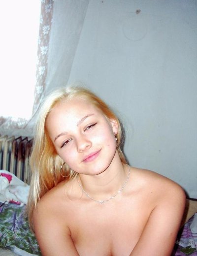 Развратная блондинка с домашними снимками показала свою обнаженную киску