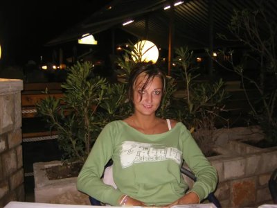 Горячая красотка наслаждается солнечными ваннами без одежды