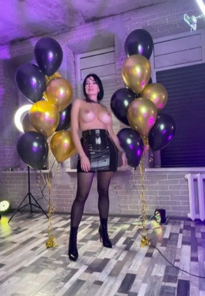 Развратная зрелая шлюха в раздевалке.