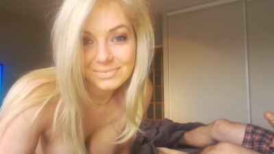 Горячая блондиночка пикантно снимает одежду на камеру