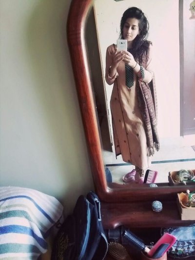 Обнаженная египтянка позирует на камеру у себя в доме