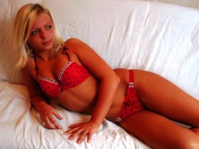 Развратная красотка в сексуальном белье