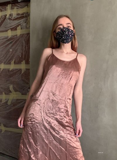 Безудержная красотка в изоляции демонстрирует свою грудь