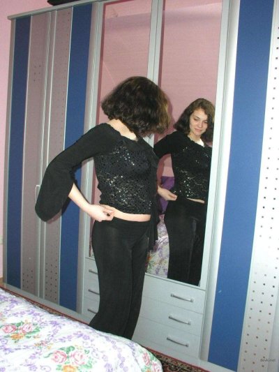 Беременная красавица стягивает с себя одежду до гола!