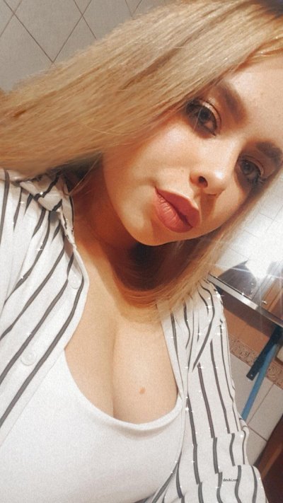 Заводная брюнетка демонстрирует свою интимную зону