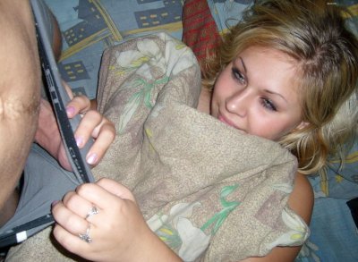 Сексуальная брюнетка удовлетворяет партнера своим ртом