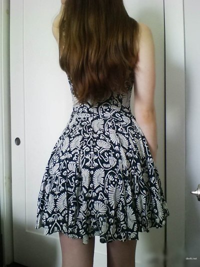 Худенькая раздевается, показывая свою привлекательную фигуру.