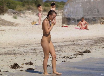 Развратная нудистка без трусиков на пляже