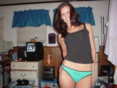 Брюнетка демонстрирует свою гладкую интимную зону