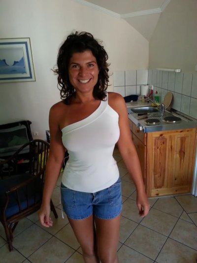 Опытная показывает свою сексуальную бронзу на голом теле