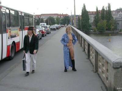 Блондинка раздевается на глазах у всех в общественных местах (часть 2)