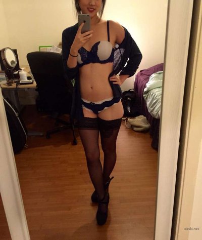 Молодая азиатская красотка фотографирует себя обнаженной