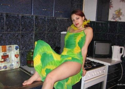 Соблазнительная крошка готовит на кухне