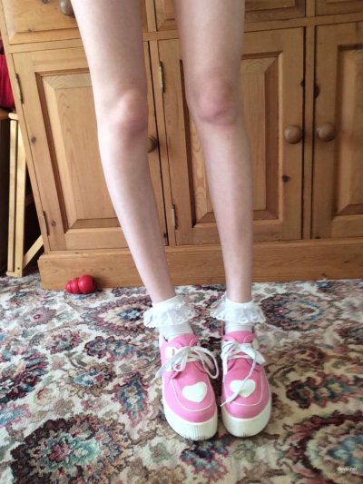 Сексуальная молодая девушка позирует обнаженной перед камерой