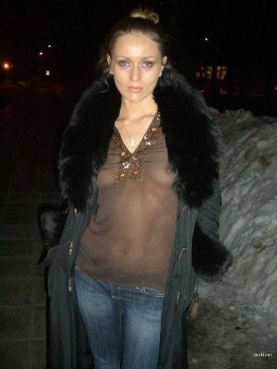 Дама демонстрирует свою интимную зону