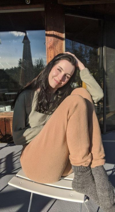 Брюнетка показывает свою привлекательную фигурку для взрослых