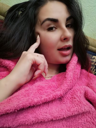 Пышная мамочка в пушистом халатике ждет тебя