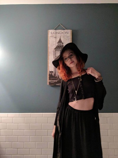 Грудастая рыжая красотка демонстрирует свои прелести