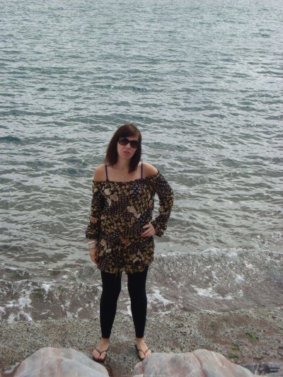 Женщина ласкает свою промежность