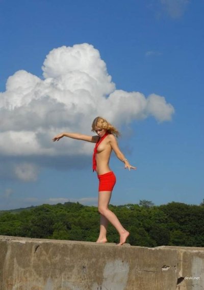 Развратная красотка с маленькими сиськами трахается на свежем воздухе