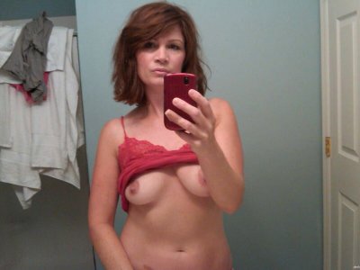 Красноволосая дамочка снимает откровенное фото