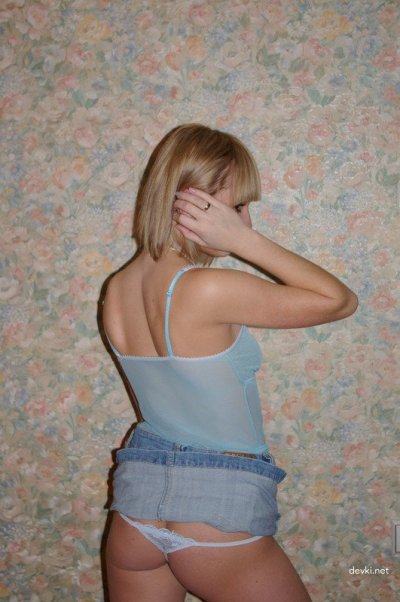 Сочная попа тёлки — селфи перед зеркалом дома