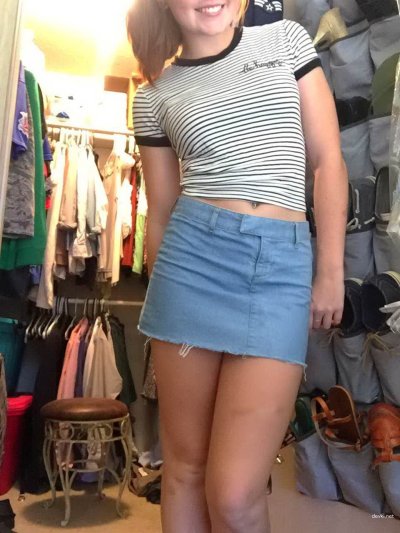 Сексуальная дамочка в мини-юбке без белья