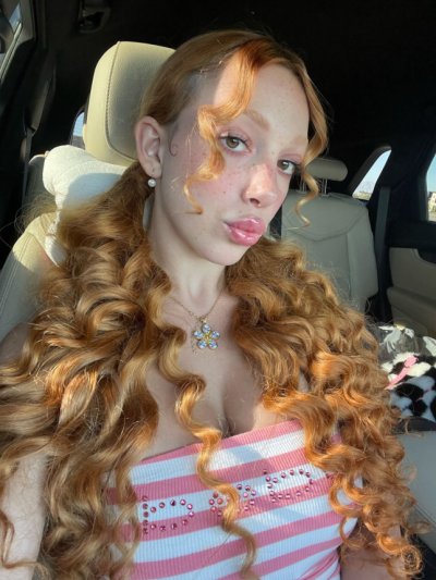 Горячая рыжая красотка демонстрирует свои соблазнительные объемные груди