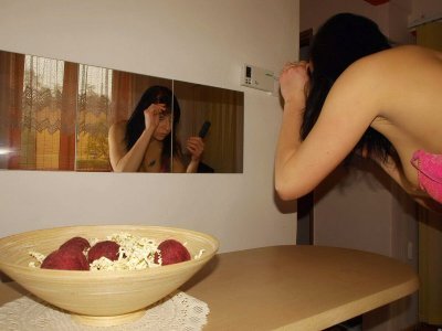 Девушка с нетерпением готова продемонстрировать свои аппетитные формы!