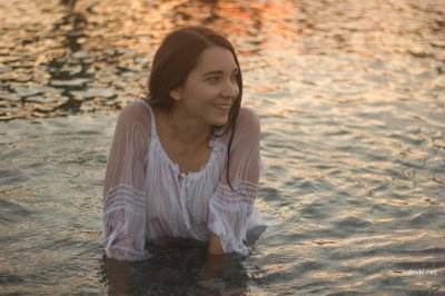 Подглядывание за молодой красоткой в душе