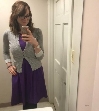 Баба с огромными буферами трахает себя влагалищем