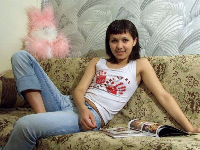 Горячая красотка без трусиков демонстрирует свое обнаженное тело