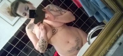 Соблазнительная красотка с изысканными изгибами и яркой росписью на коже снимает с себя все на любительских фото