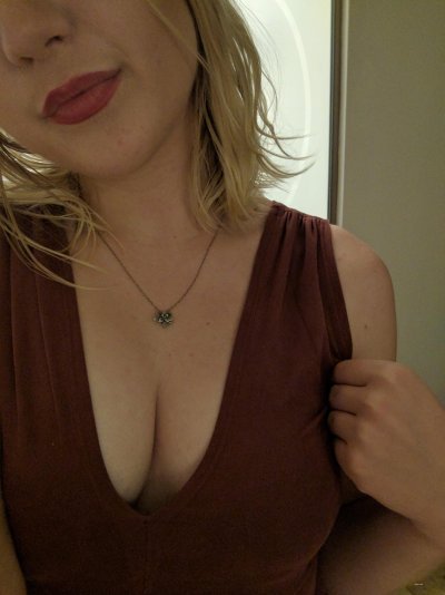 Обворожительная красотка с цветочком на попке