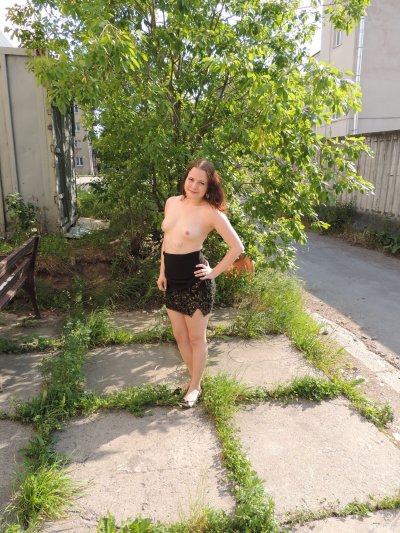 Малышка обожает фотографироваться, лаская свое тело