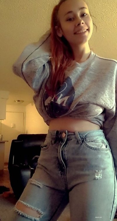 Грудастая красотка с широкой улыбкой