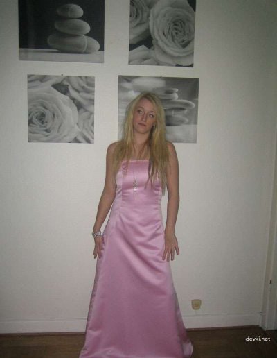 Позирует, гордо демонстрируя свои аппетитные формы груди