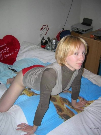 Француженка сняла одежду и оголилась