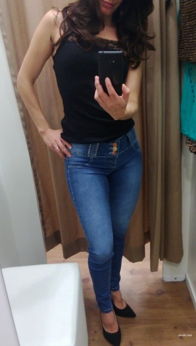 Девушка без одежды в примерочной: сексуальное шоу!