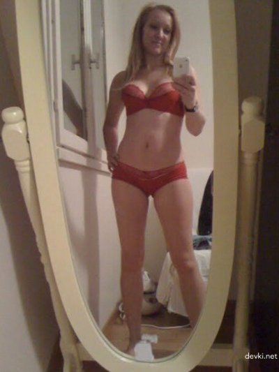 Сняла для себя пикантные снимки