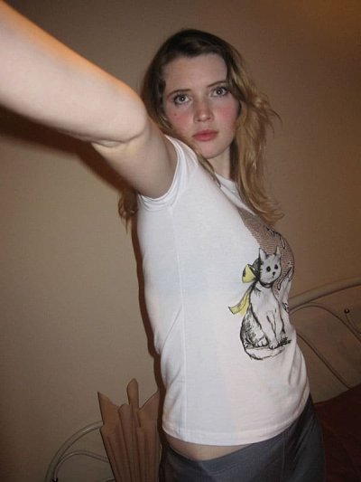 Молодая красотка с пикантной грудью