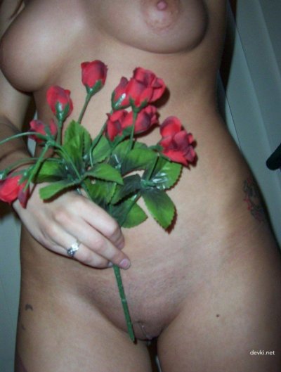 ЭМО красотка сосет член до самого основания